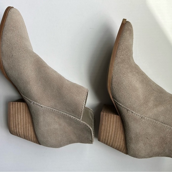 Dolce Vita Daine Bootie in Sage Size 8 Taupe Tan Grey Suede Ankle Boot Classic - Picture 8 of 12